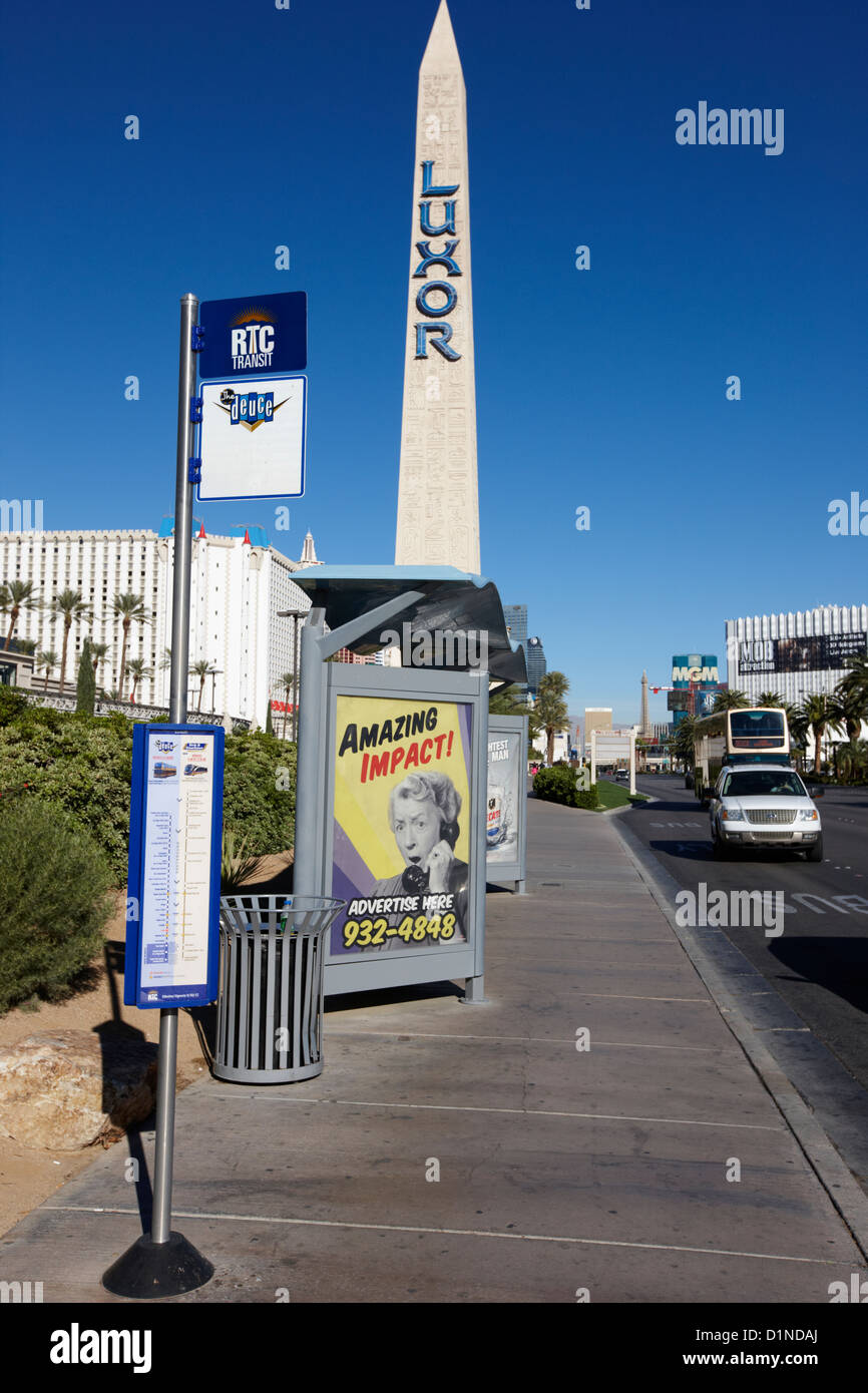 Rtc deuce sdx fermata dell'autobus fuori dell'hotel Luxor su Las Vegas Boulevard Nevada USA Foto Stock