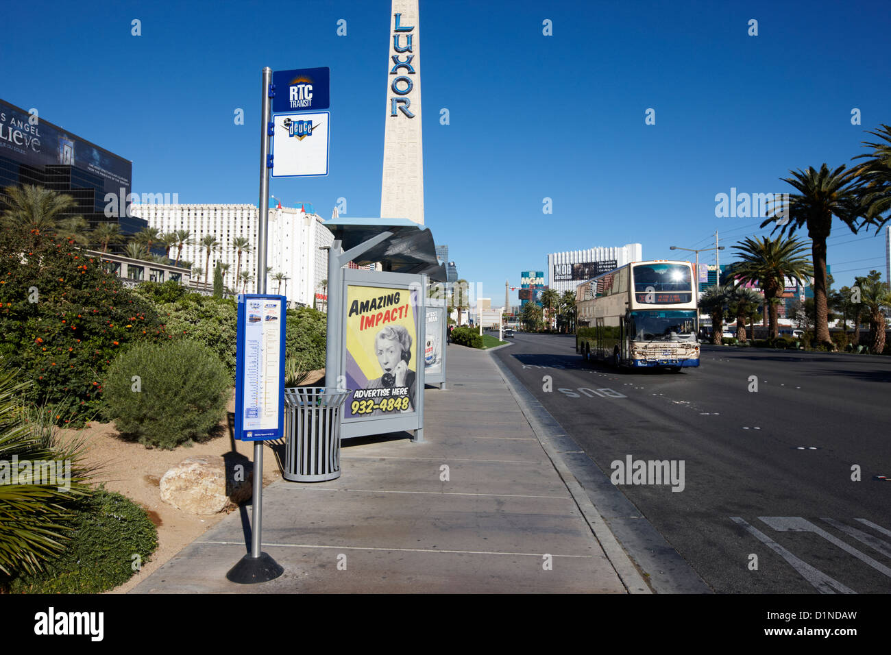 Rtc deuce sdx fermata dell'autobus fuori dell'hotel Luxor su Las Vegas Boulevard Nevada USA Foto Stock