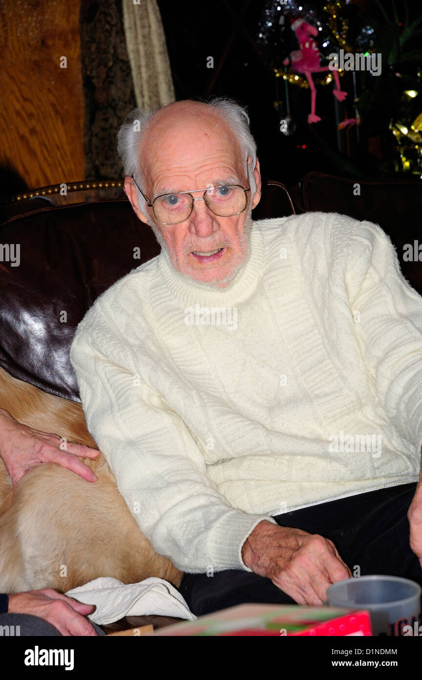 Uomo anziano con malattia di Alzheimer seduto sul divano. Foto Stock