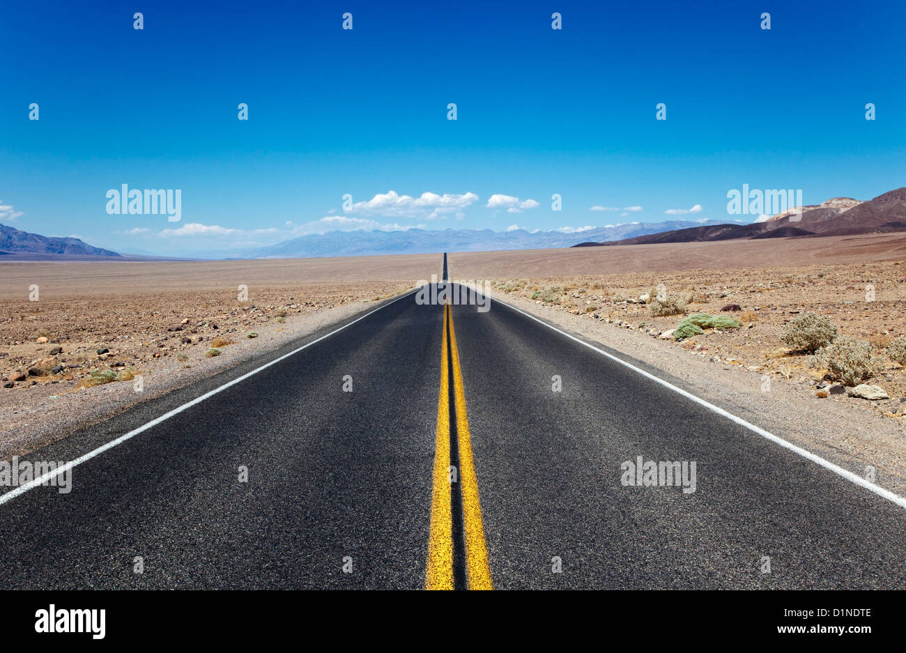 Infinite Road nella Death Valley, Stati Uniti d'America Foto Stock
