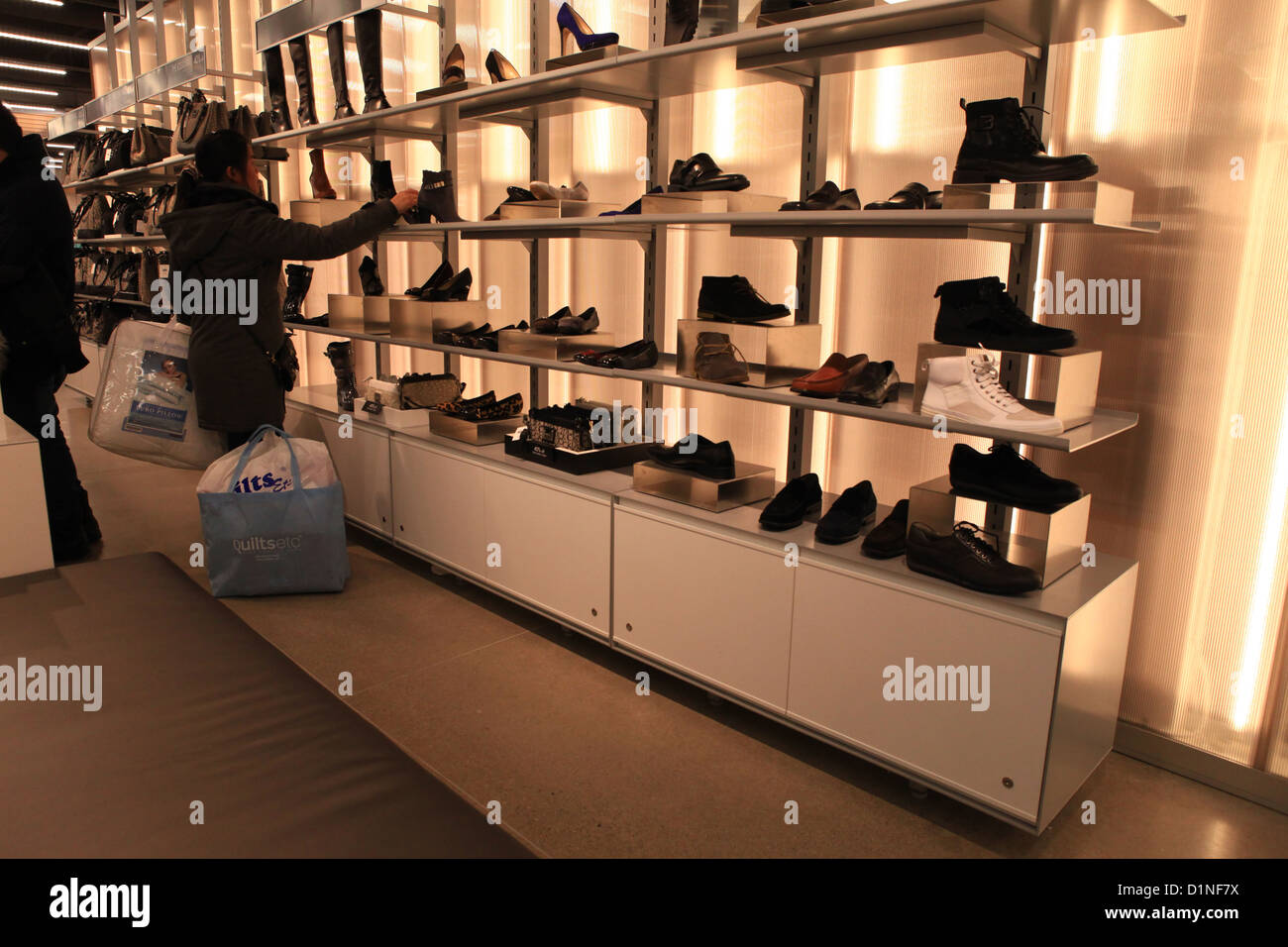 Shopper scarpe di prelievo in corrispondenza di Calvin Klein outlet store a  Vaughan Mills Mall a Toronto in Canada Foto stock - Alamy