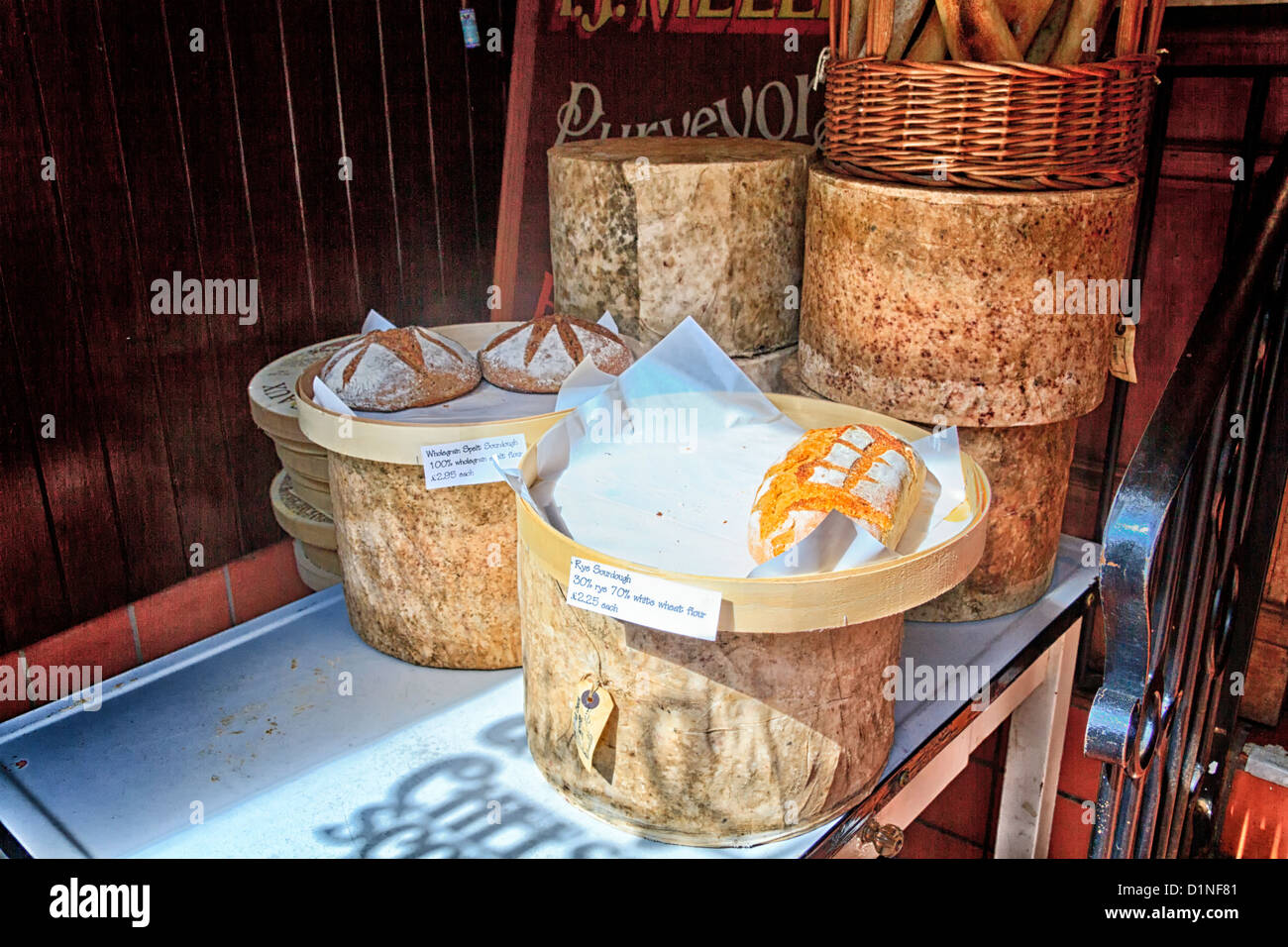 Tornate o ruote di formaggio con il pane artigianale Foto Stock