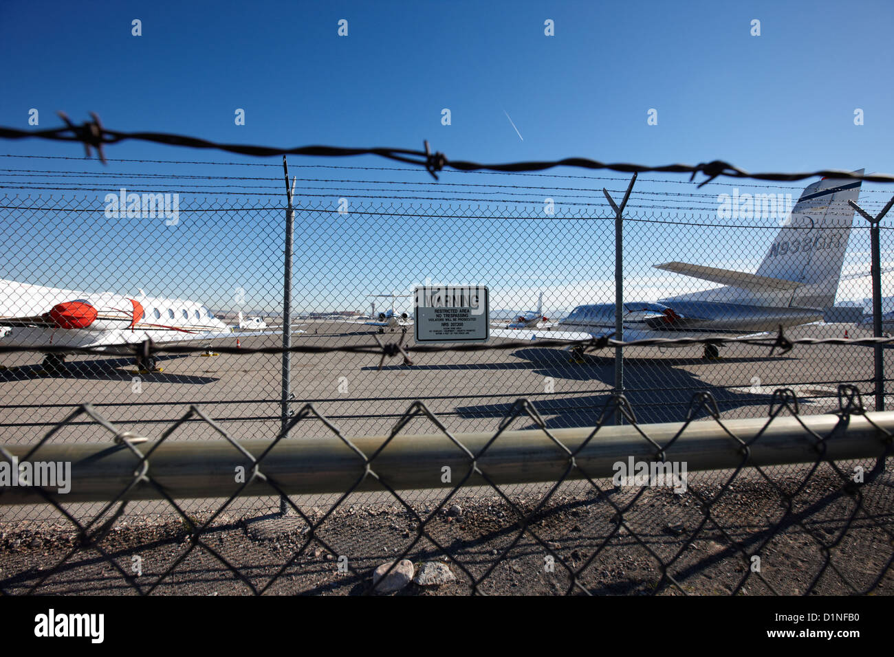 Catena di sicurezza link scherma con attenzione area riservata segno sul perimetro dell'aeroporto mccarran Las Vegas Nevada USA Foto Stock