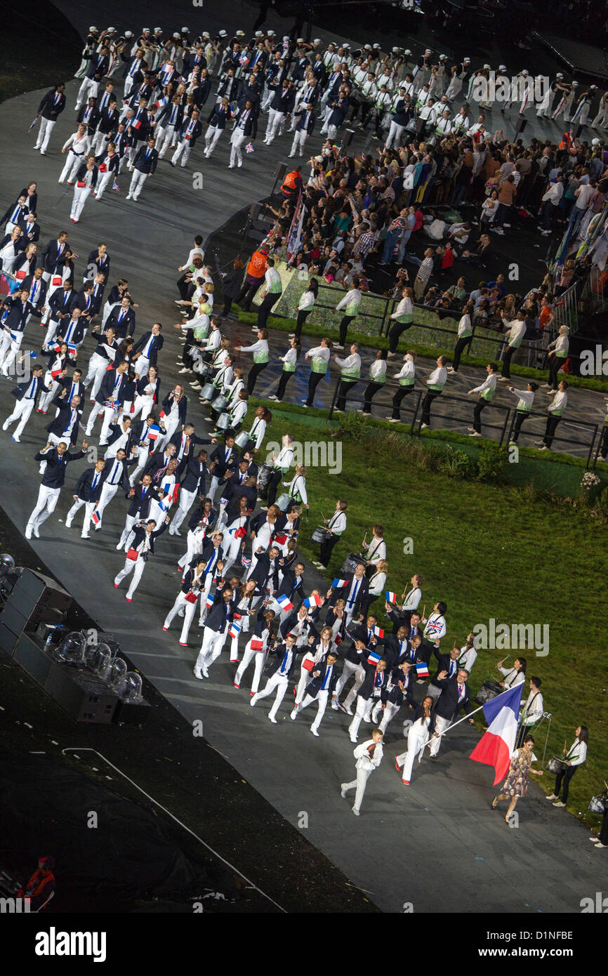 Il team francese guidato da portabandiera Ruddy Zang Milama alle cerimonie di apertura, le Olimpiadi di Londra 2012 Foto Stock