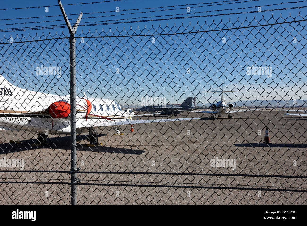 Catena di sicurezza link scherma con attenzione area riservata segno sul perimetro dell'aeroporto mccarran Las Vegas Nevada USA Foto Stock