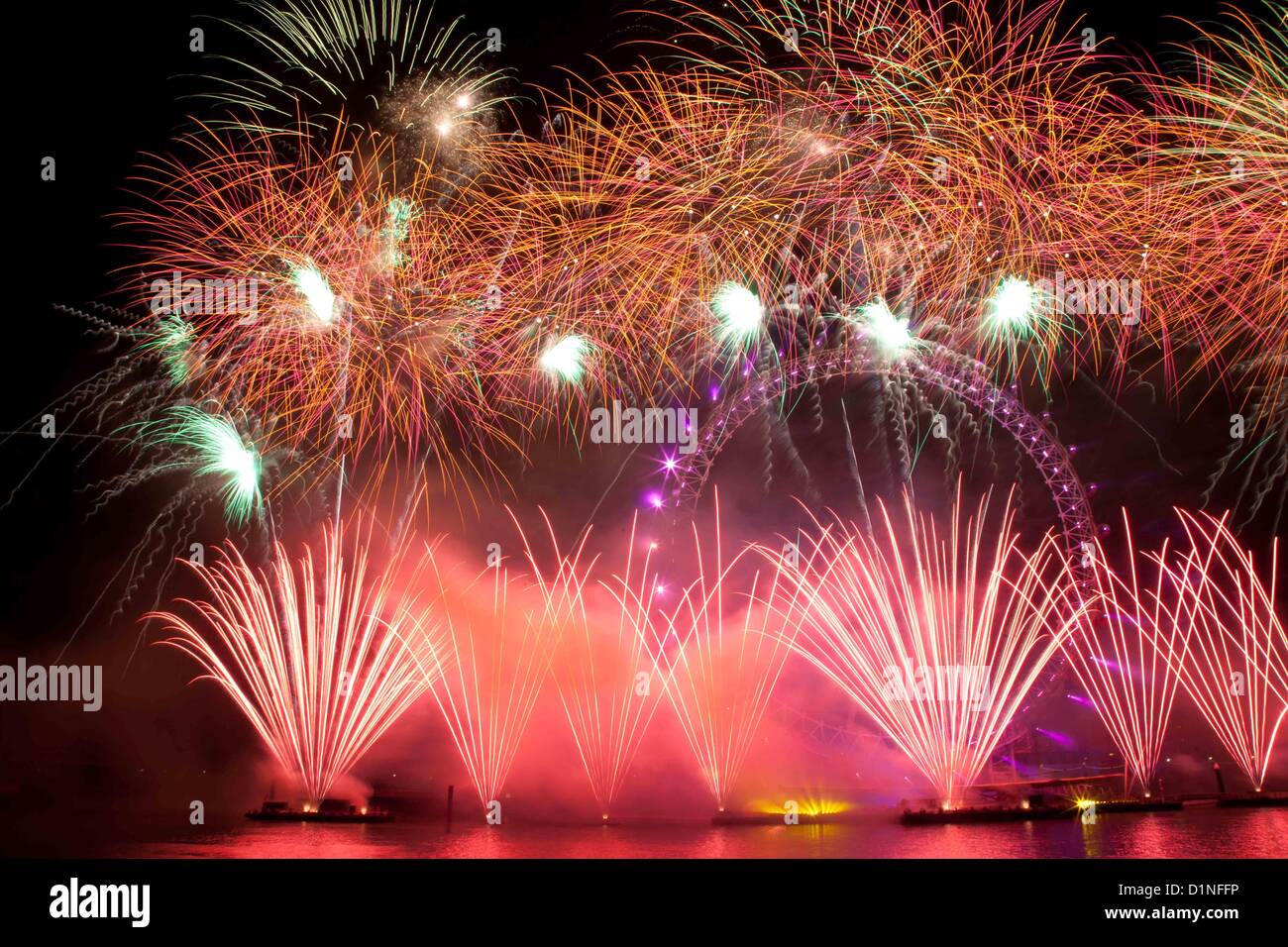 Londra, Regno Unito. 1a gen, 2013. Un incredibile spettacolo di fuochi d'artificio intorno la EDF Energy London Eye sul Southbank acquistato nel nuovo anno. Fino a 250.000 persone imballate in lungo le rive del fiume Tamigi per guardare il display, con milioni di più vederlo in televisione in tutto il Regno Unito. Foto Stock