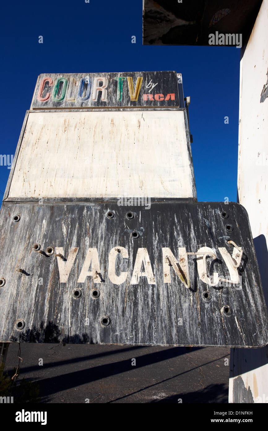 Danneggiato Il neon posto vacante e tv a colori segno a vuoto abbandonato il vecchio motel sulla strip di Las Vegas Nevada USA Foto Stock