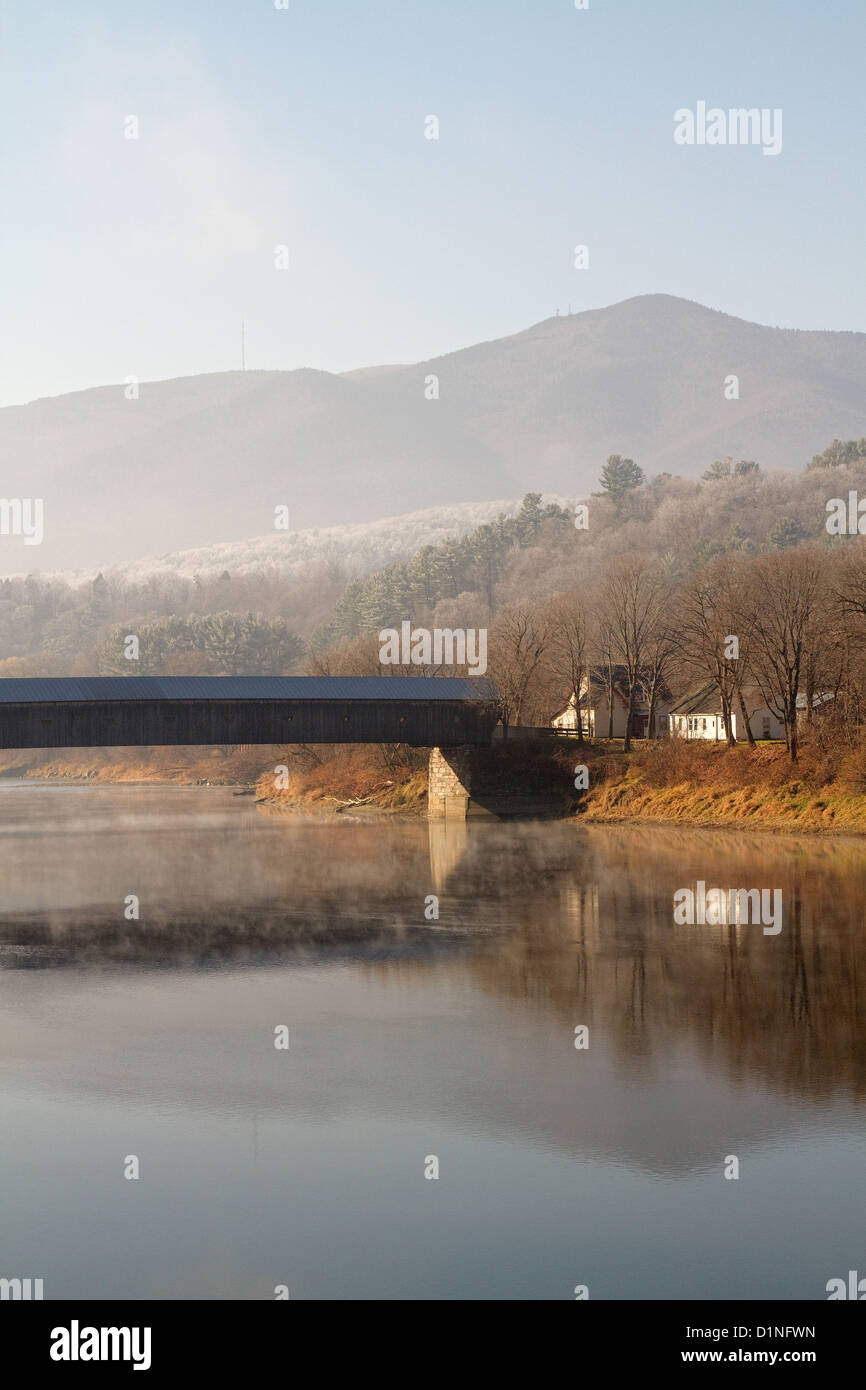 Windsor Cornish ponte coperto in legno sopra il fiume Connecticut, New Hampshire, Vermont, fa una bella scena d'inverno. Foto Stock