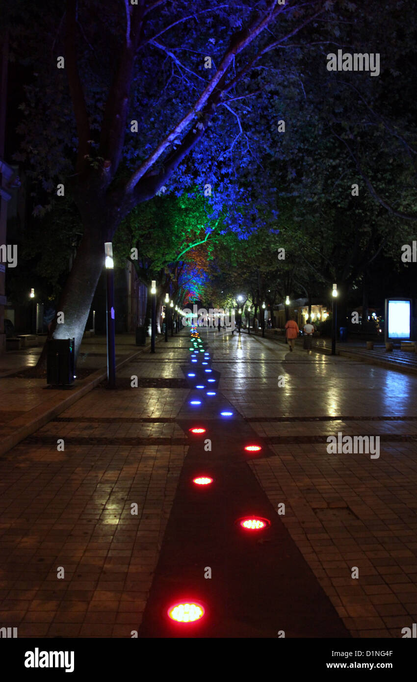 Serata moderna illuminazione marciapiede a Tirana Foto Stock