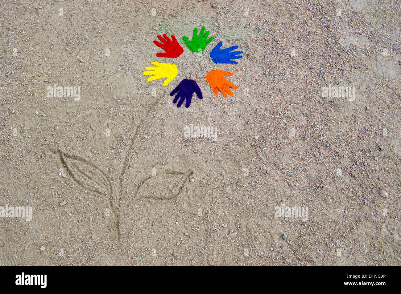 Polvere colorata stampe a mano in un modello circolare realizzato in un fiore su una pista sterrata Foto Stock