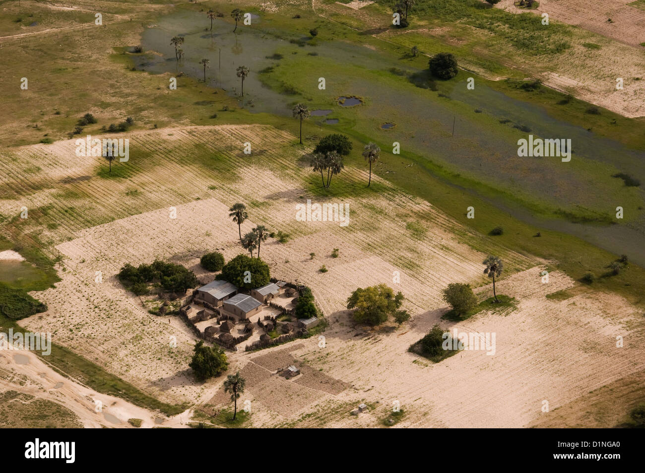 Birds Eye View di un piccolo villaggio tradizionale nel nord della Namibia a poche miglia a sud di Ondangwa. Foto Stock