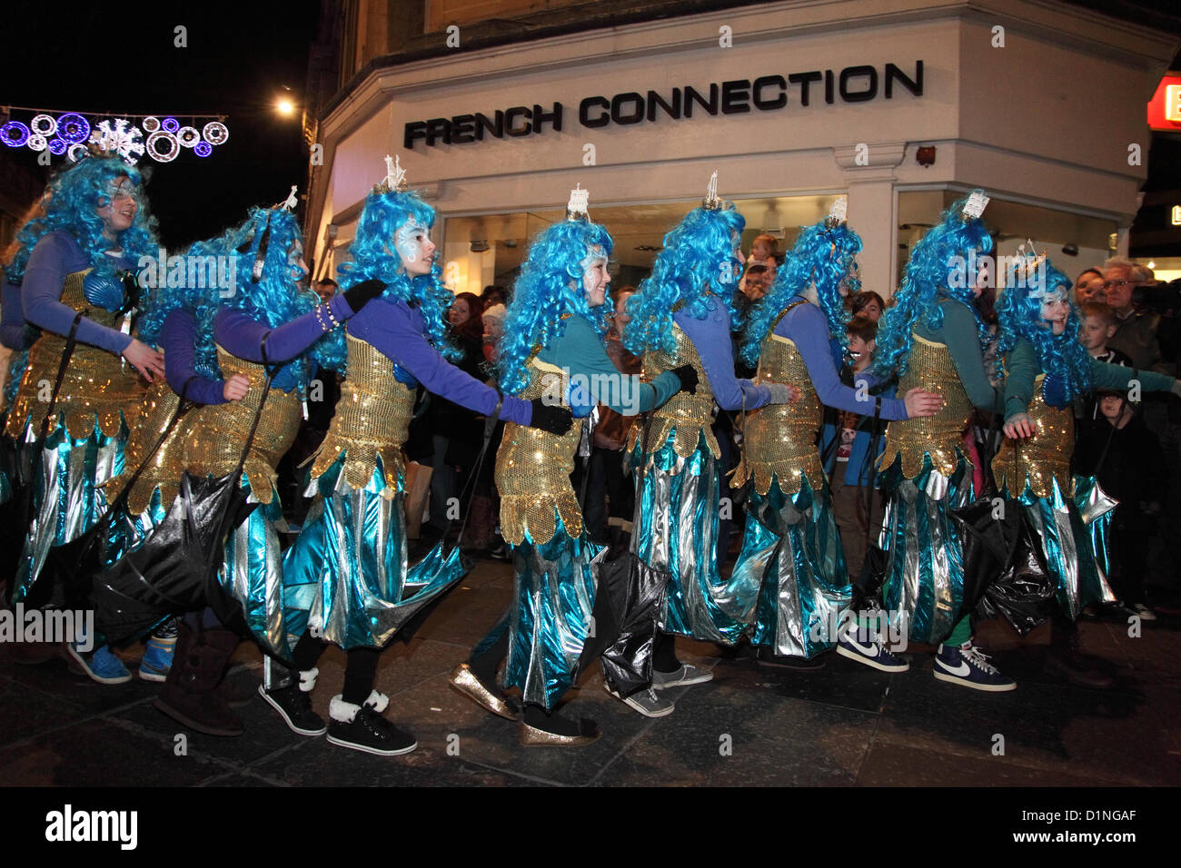 Un gruppo di ragazze in abiti fantasiosi Newcastle capodanno 2012 parte o winter carnival North East England Regno Unito Foto Stock