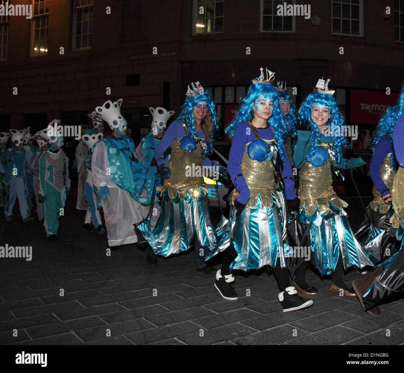 Ragazze in costume processione di giunzione Newcastle capodanno 2012 parte o winter carnival North East England Regno Unito Foto Stock