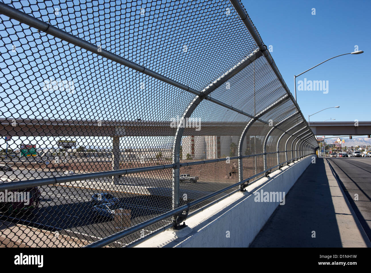 Catena di sicurezza collegamento recinto dello schermo e la passerella oltre i-15 interstate in Las Vegas Nevada USA Foto Stock