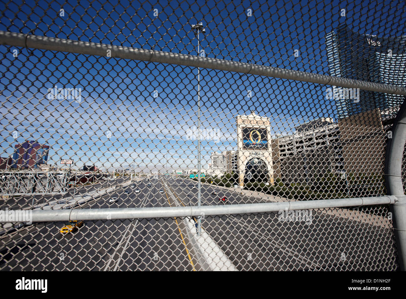 Catena di sicurezza collegamento recinto schermo oltre i-15 interstate in Las Vegas Nevada USA Foto Stock