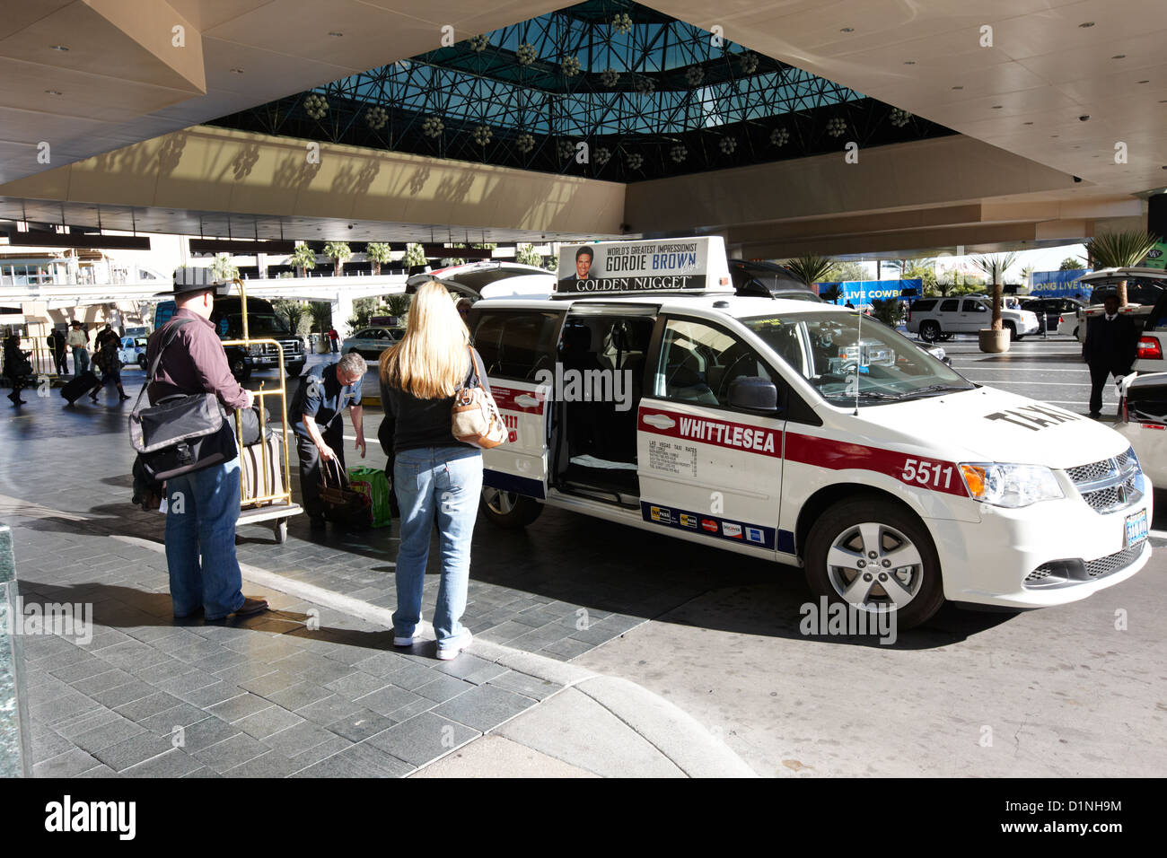 Persone di entrare in una cabina nell'area di servizio del casino hotel in Las Vegas Nevada USA Foto Stock