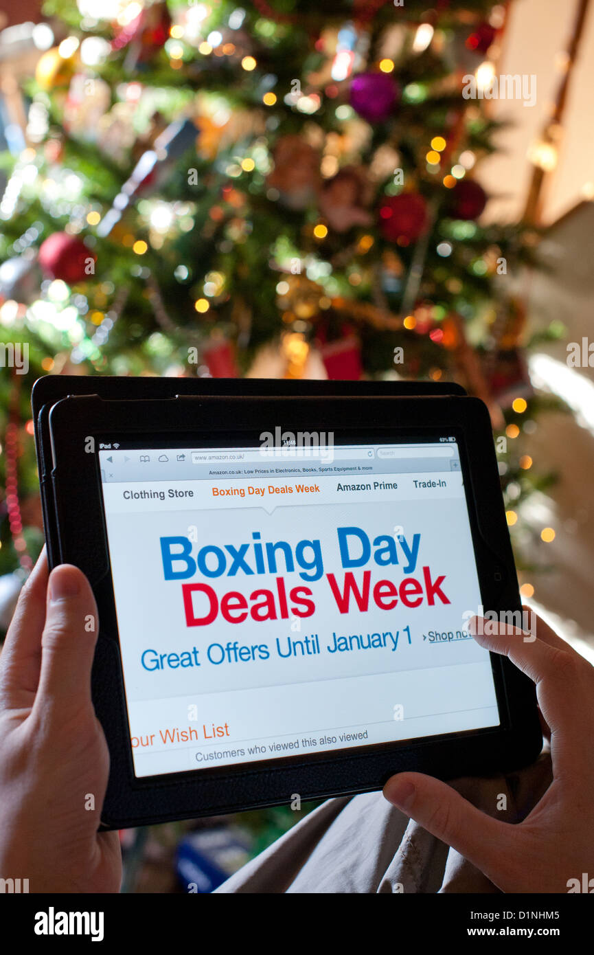 Guardando a vendite di Natale su un iPad. Foto Stock