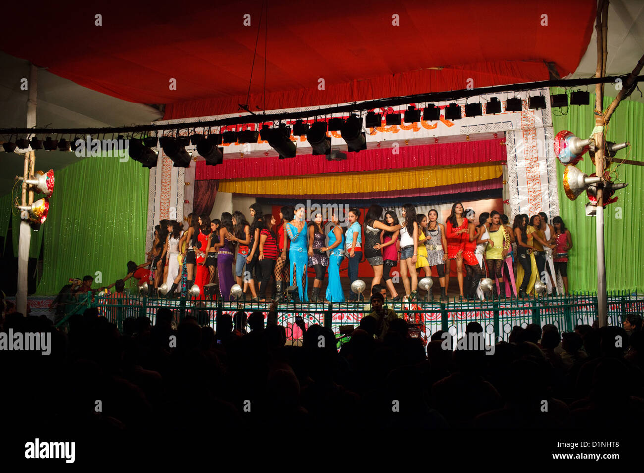 Donne che danzano sul palcoscenico di un teatro di notte spettacolo di danza a Sonepur Mela, Bihar, in India Foto Stock