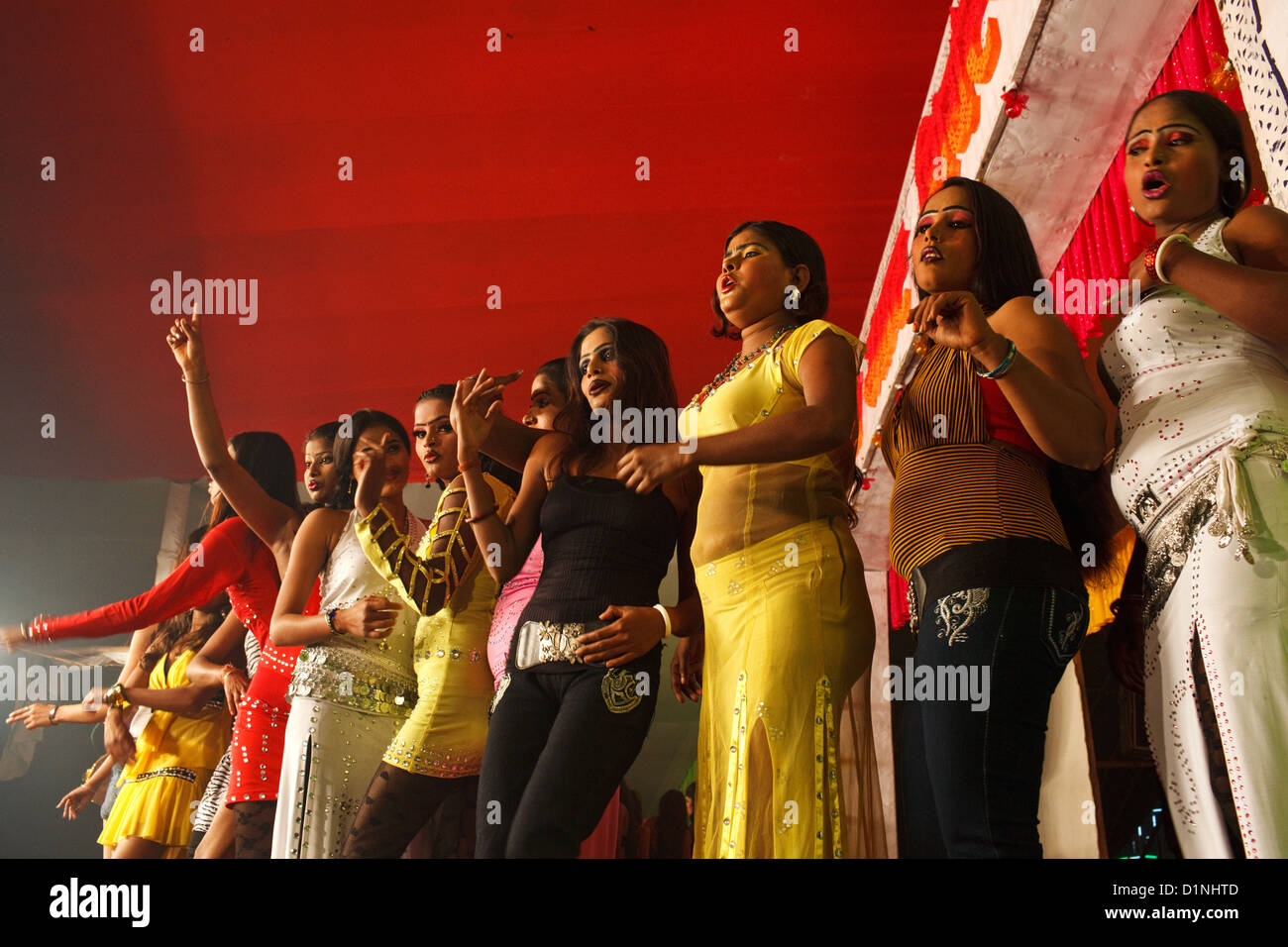 Donne che danzano sul palcoscenico di un teatro di notte spettacolo di danza a Sonepur Mela, Bihar, in India Foto Stock