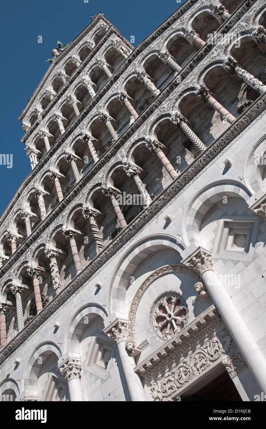 Fronte ovest della chiesa di San Michele. Lucca, Toscana, Italia. Foto Stock