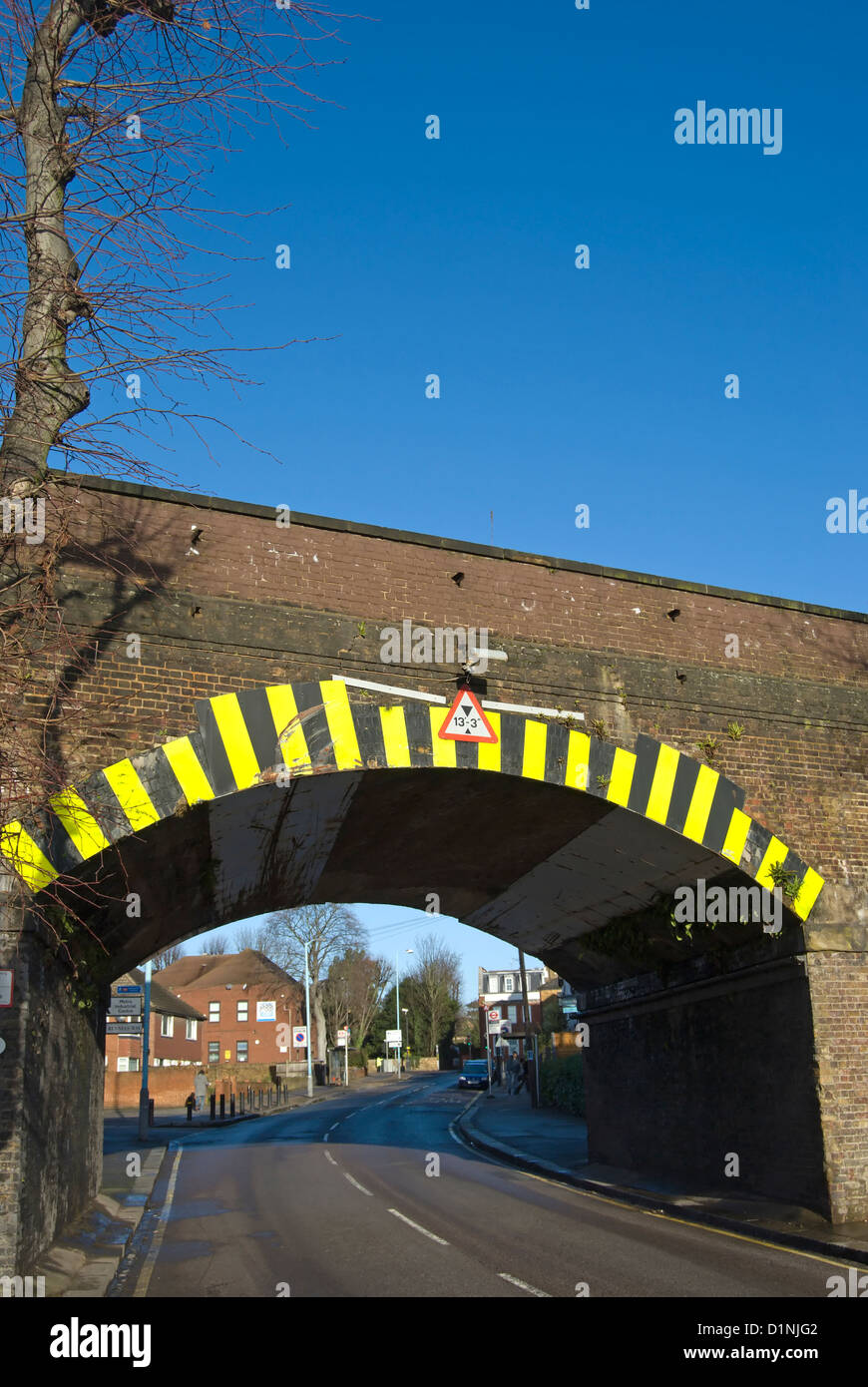 Ponte di bassa altezza con segno e luci di avvertimento pericolo marcature, Isleworth, middlesex, Inghilterra Foto Stock