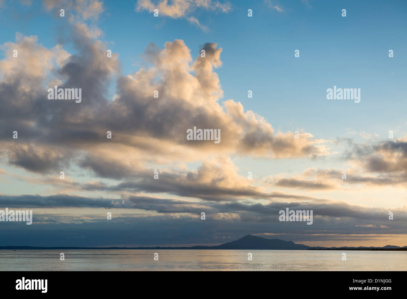 Cloudscape con l'isola di Nosy Komba all'orizzonte. Ankify, Madagascar. Foto Stock