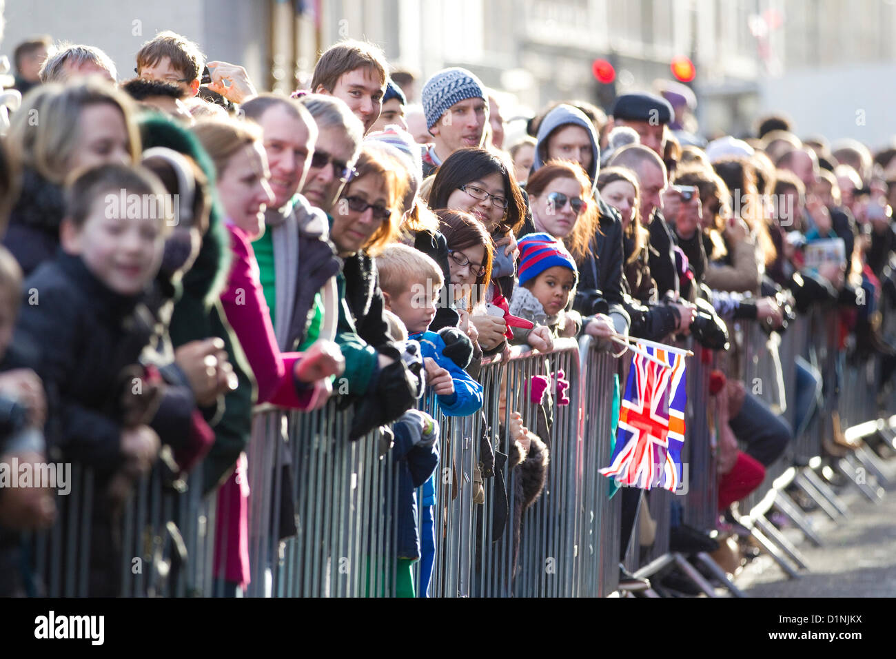 Londra il primo giorno del nuovo anno Parade 2013, Inghilterra, Regno Unito. 01.01.2013 il pubblico in grandi numeri su una rara giornata di sole oltre il periodo natalizio a Londra il primo giorno del nuovo anno Parade, Londra, Regno Unito. © Jeff Gilbert / Alamy Live News Credito: Jeff Gilbert / Alamy Live News Foto Stock
