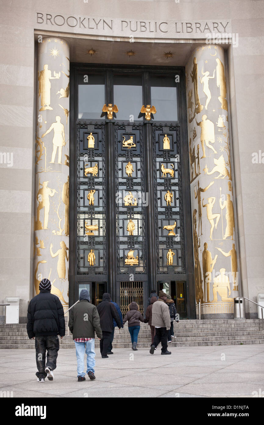 Pannelli in bronzo decorano la porta anteriore dell'art deco Brooklyn Central Public Library, costruito 1940, New York Foto Stock