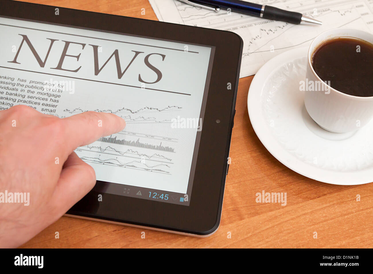 Tablet PC mostra le ultime notizie sullo schermo, che giacente sul posto di lavoro. Foto Stock