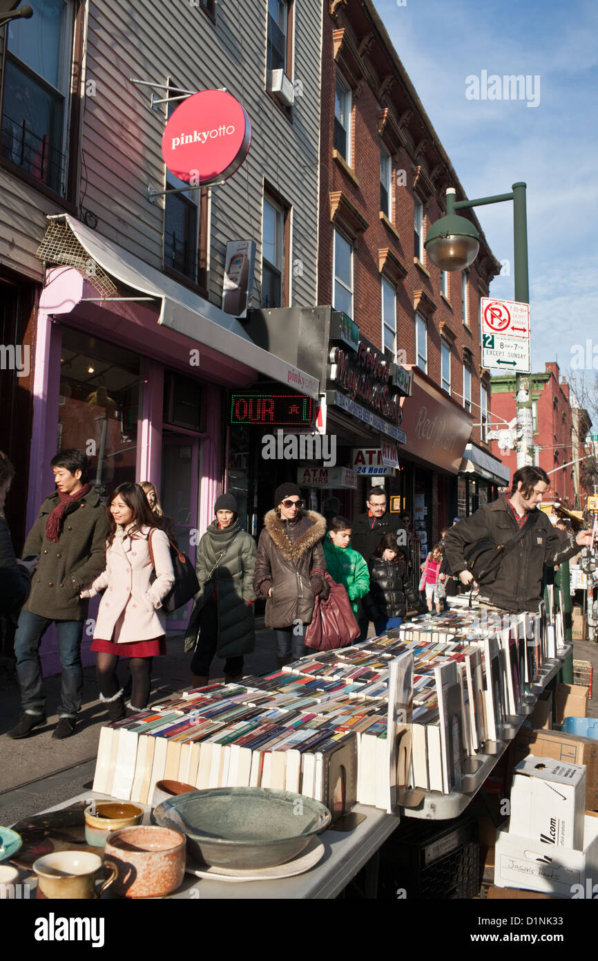 Vendite sul marciapiede lungo Bedford Avenue, Williamsburg, Brooklyn, New York Foto Stock