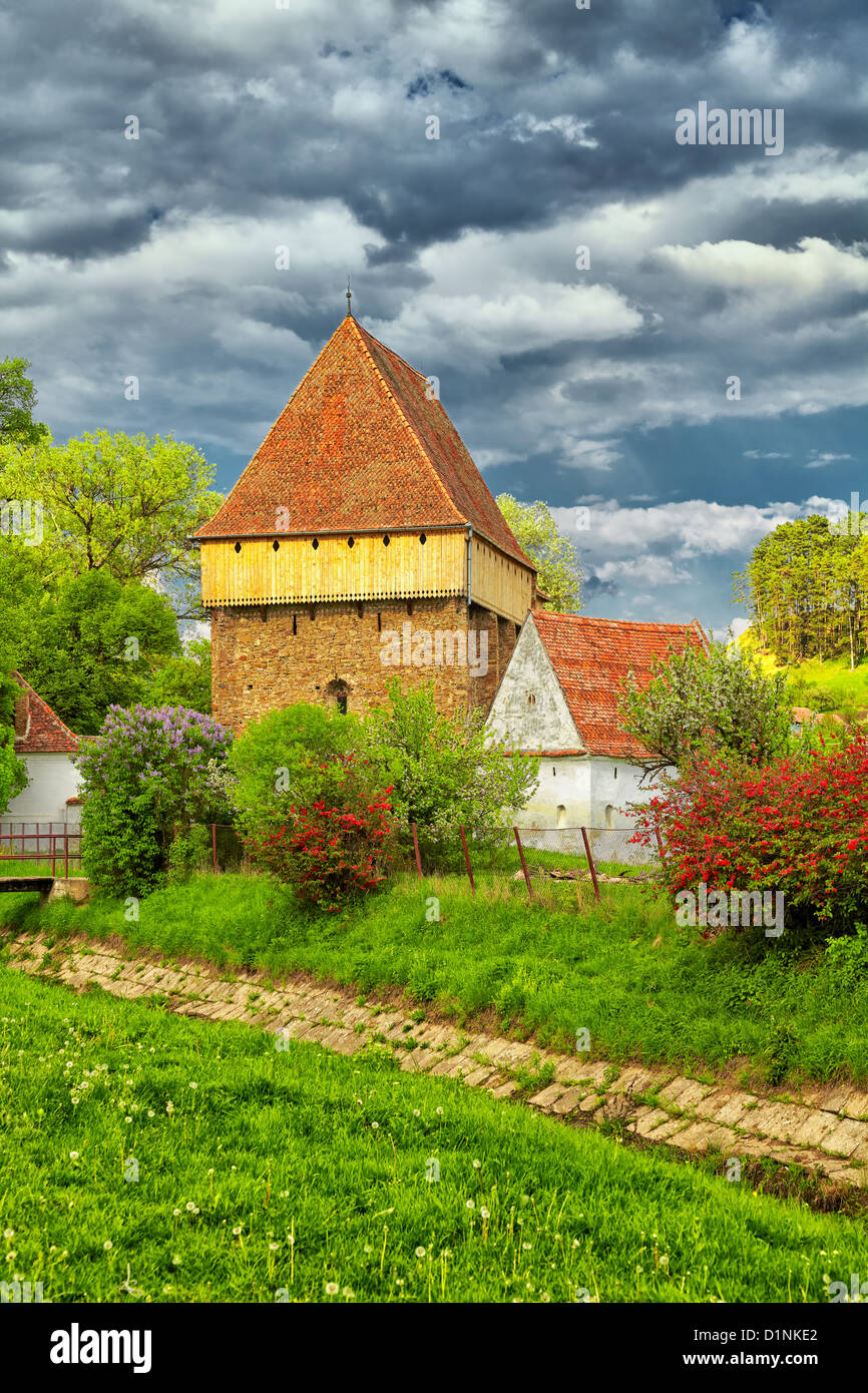 Chiesa sassone a Bradeni in primavera, Romania. Foto Stock
