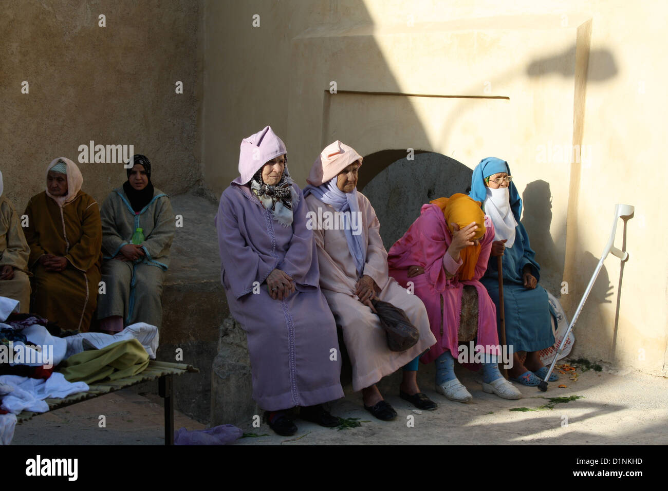 Signori in abito tradizionale di Fez, Marocco Foto Stock