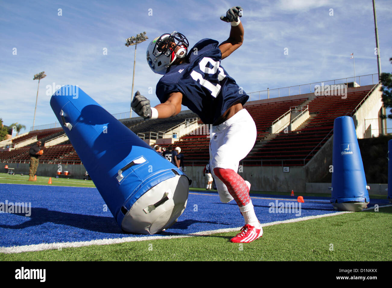 Corey Cooper, una vasta ricevitore per la costa Est Team per la Semper Fidelis ciotola All-American e una di Raleigh, North Carolina, nativo, bracci rigidi un difensore durante la prima pratica dic. 31, a Fullerton College Football Campo in Fullerton, Calif. Il 2013 Semper Fidelis ciotola All-American sarà nazionalmente teletrasmesso in diretta sulla rete di NFL da Home Depot Center di Carson, California, a 6 p.m. (PST) Gennaio 4, 2013. Corey Cooper è una Raleigh, North Carolina, nativo ed assiste Millbrook High School. (US Marine Corps photo by Staff Sgt. Clinton Firstbrook) Foto Stock