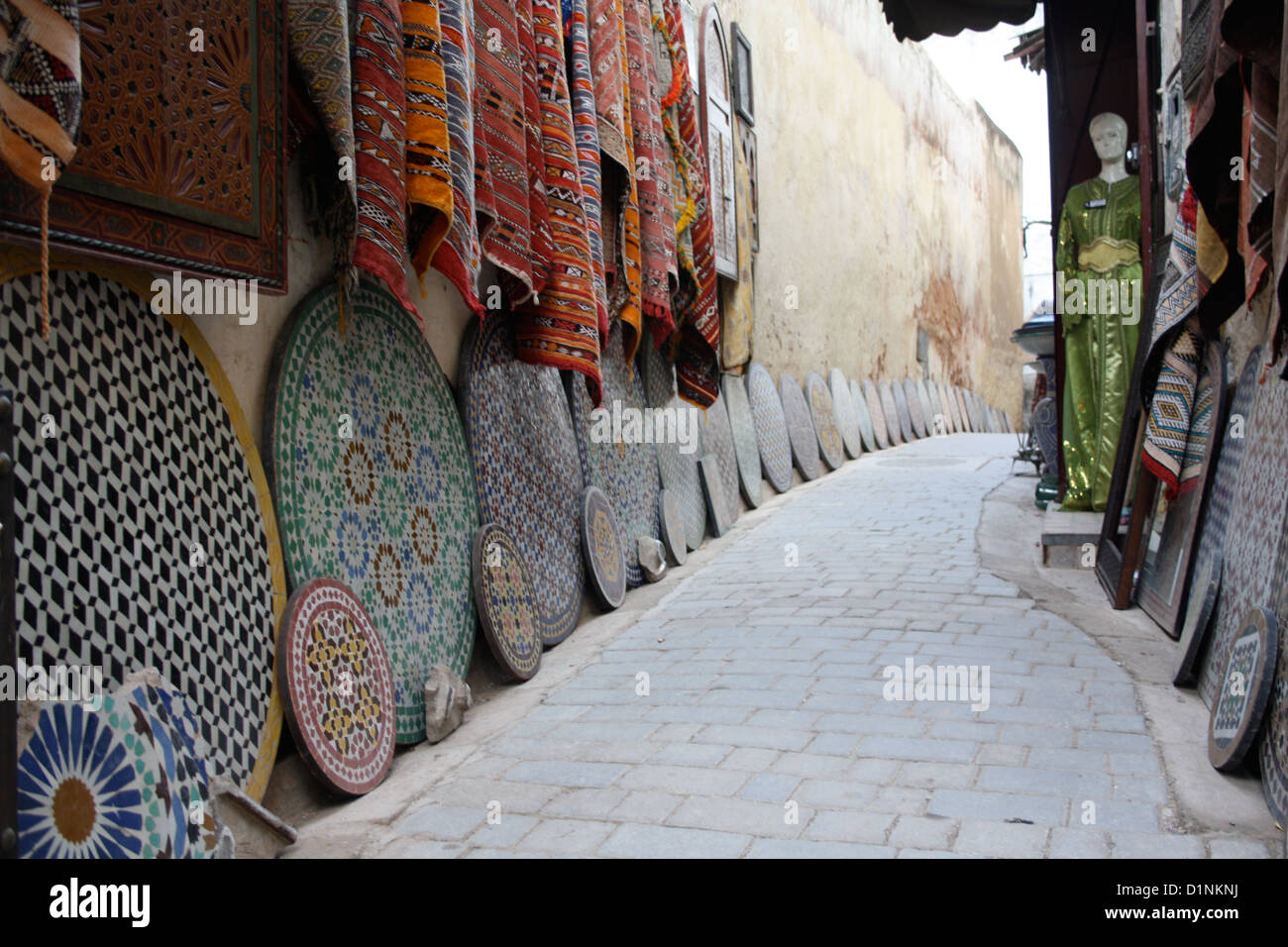 Ceramica tradizionale e i tappeti in vendita di Fez, Marocco Foto Stock