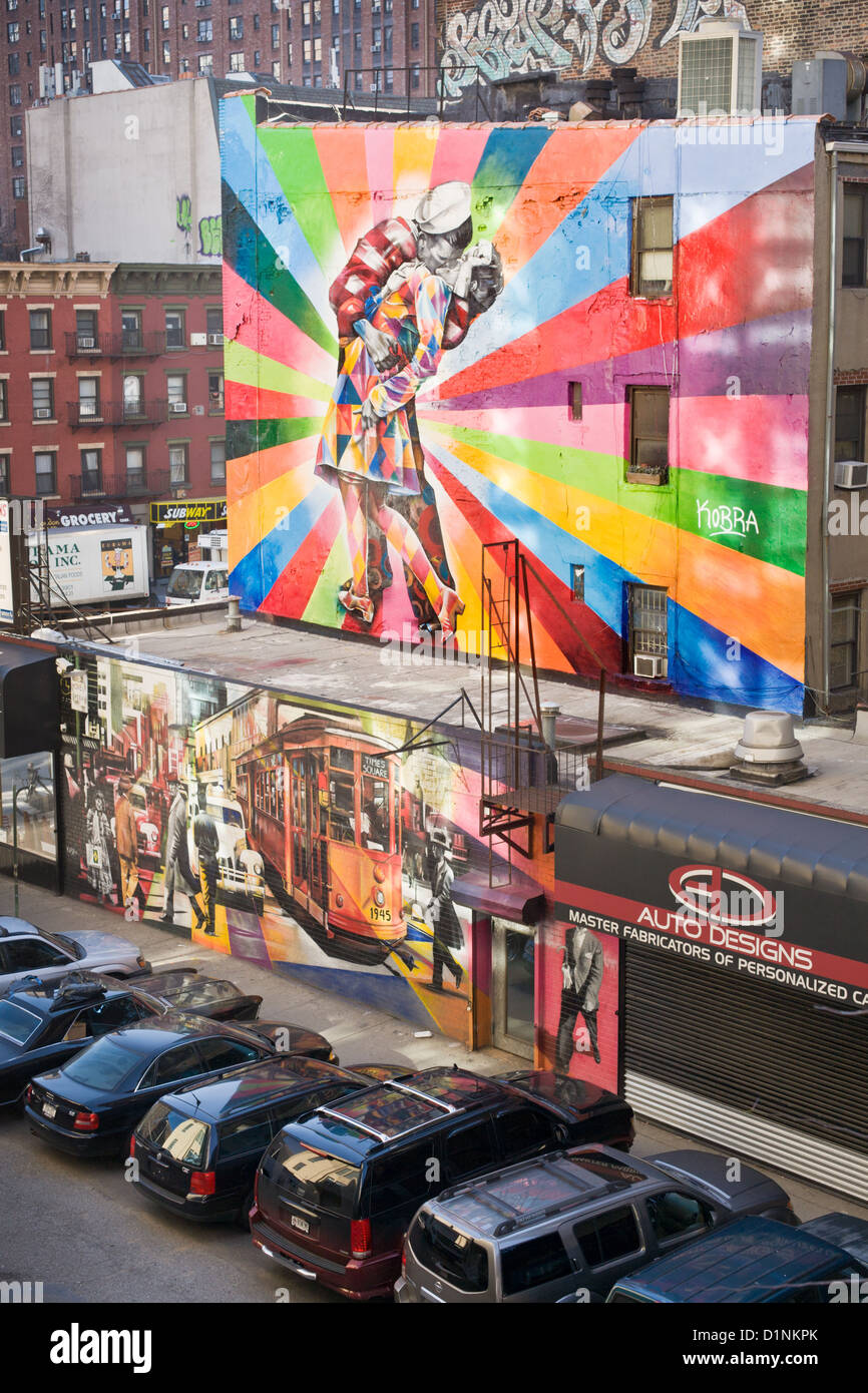 Costruzione di murales visto dalla linea alta, un'antenna urban greenway park su un elevato ex ferrovia sperone, west side di Manhattan Foto Stock