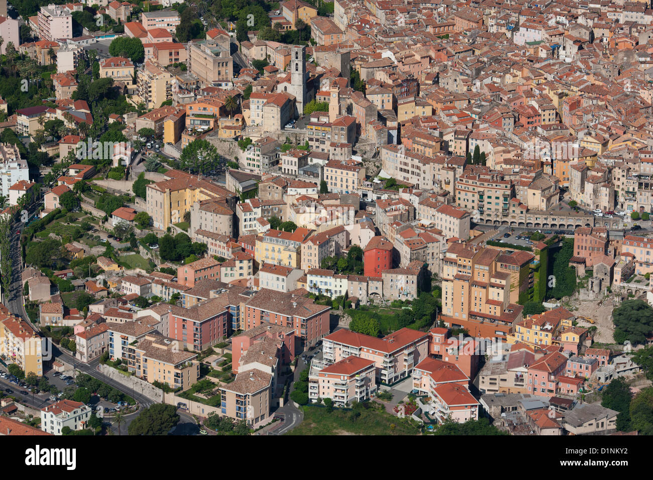 VISTA AEREA. La città vecchia di Grasse. Costa Azzurra, Francia. Foto Stock