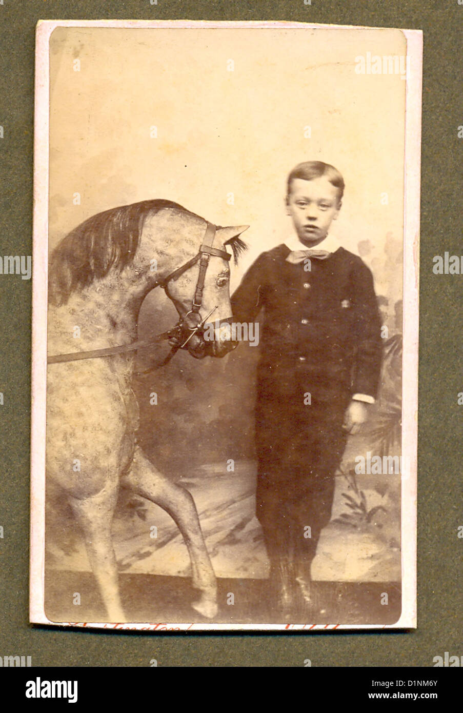 Carte-de-visite ritratto di ragazzo con cavallo a dondolo Foto Stock