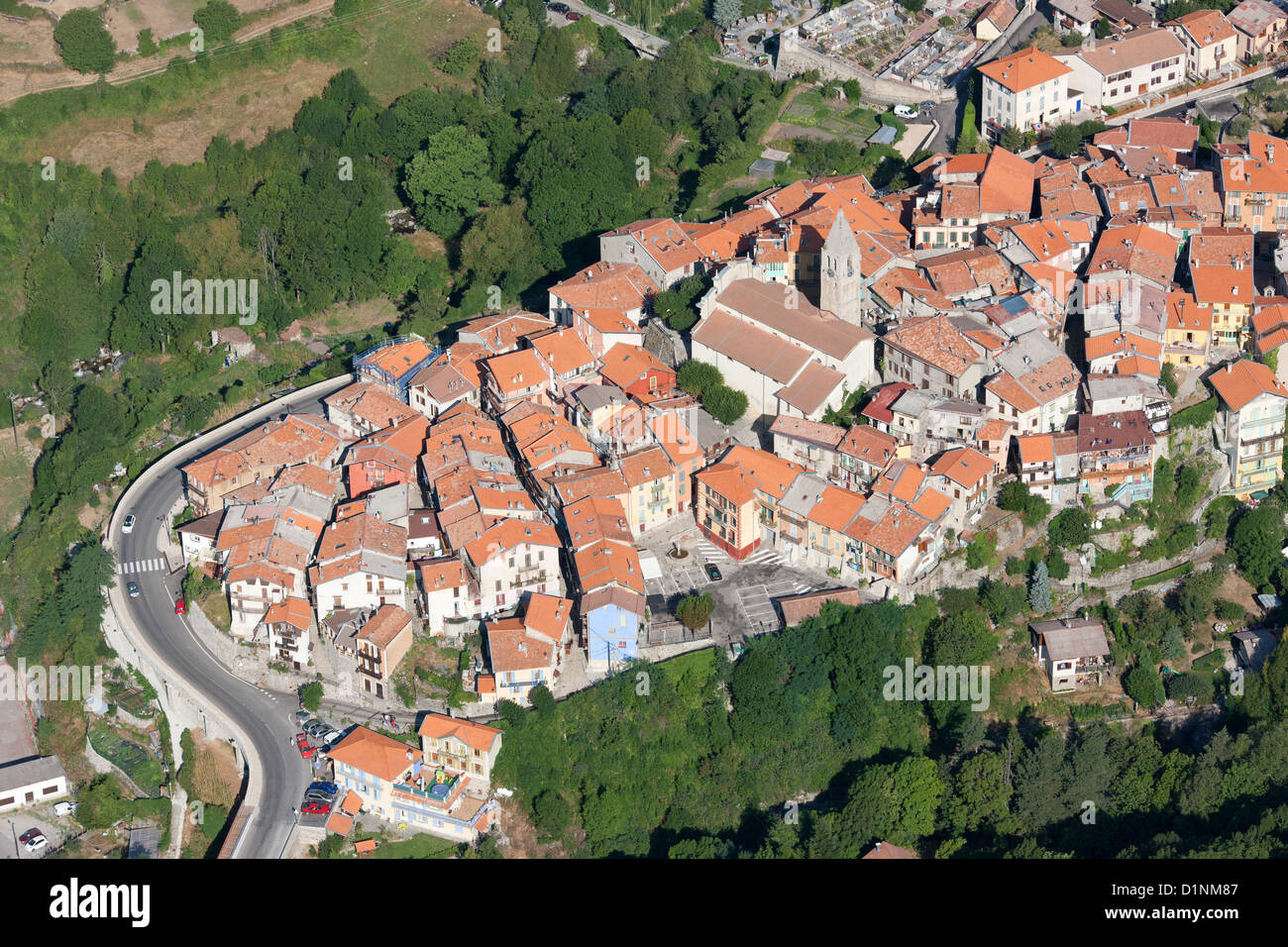 VISTA AEREA. Borgo medievale nella valle di Vésubie. Saint-Martin-Vésubie, backcountry della Costa Azzurra, Alpes-Maritimes, Francia. Foto Stock
