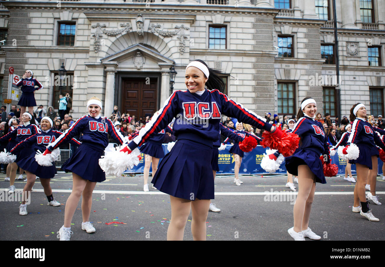 Regno Unito, Londra. Gli artisti interpreti o esecutori a Londra nel Nuovo Anno's Parade intrattenere migliaia di persone che sono venuti a vedere la manifestazione annuale. GEORGE HENTON. Foto Stock