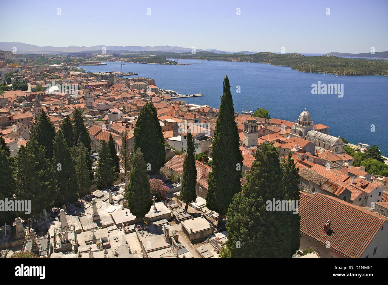Vecchio Cimitero nella città Sebenico con mare blu. Foto Stock