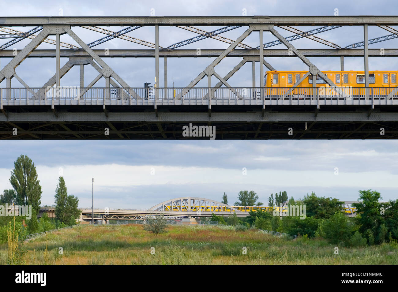 Berlino, Germania, ponti le linee della metropolitana 1 e 2 in corrispondenza di Gleisdreieck Foto Stock