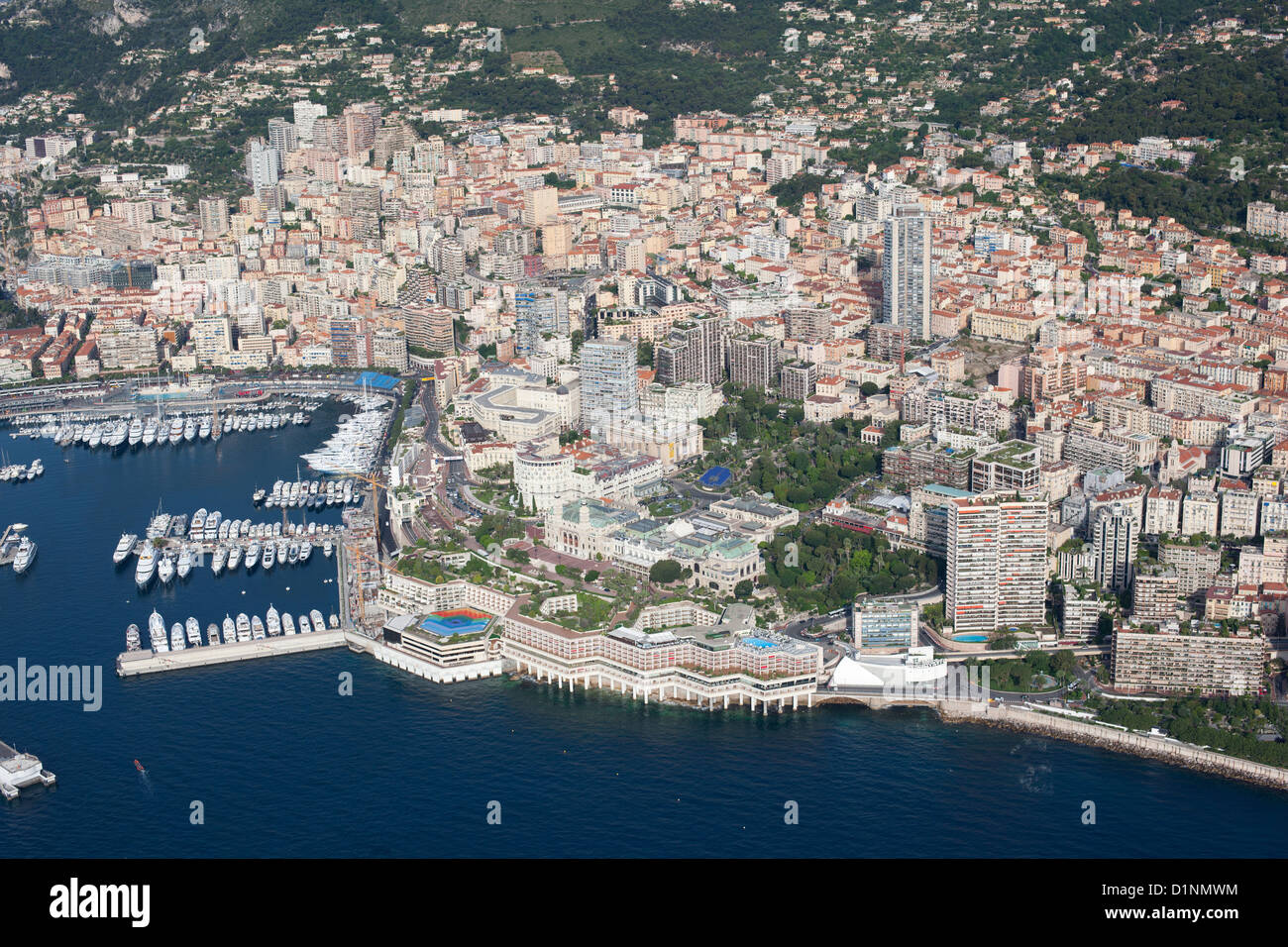 VISTA AEREA. Il Fairmont Hotel (formely Loews Hotel) sul lungomare e il Casino sopra l'hotel. Distretto di Monte-Carlo, Principato di Monaco. Foto Stock
