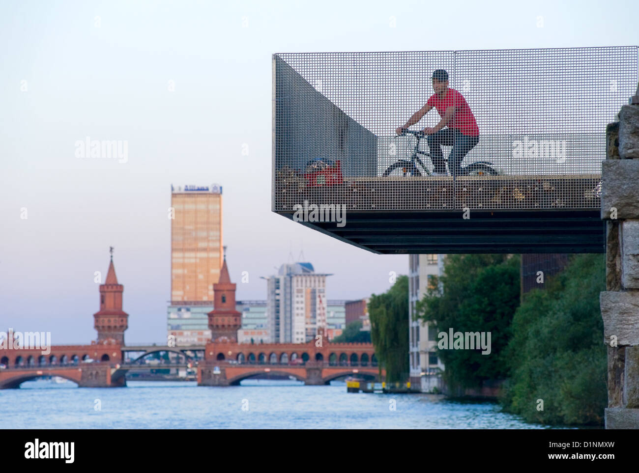 Berlino, Germania, Spreeblick Est con Oberbaumbruecke e Torre di Allianz Foto Stock