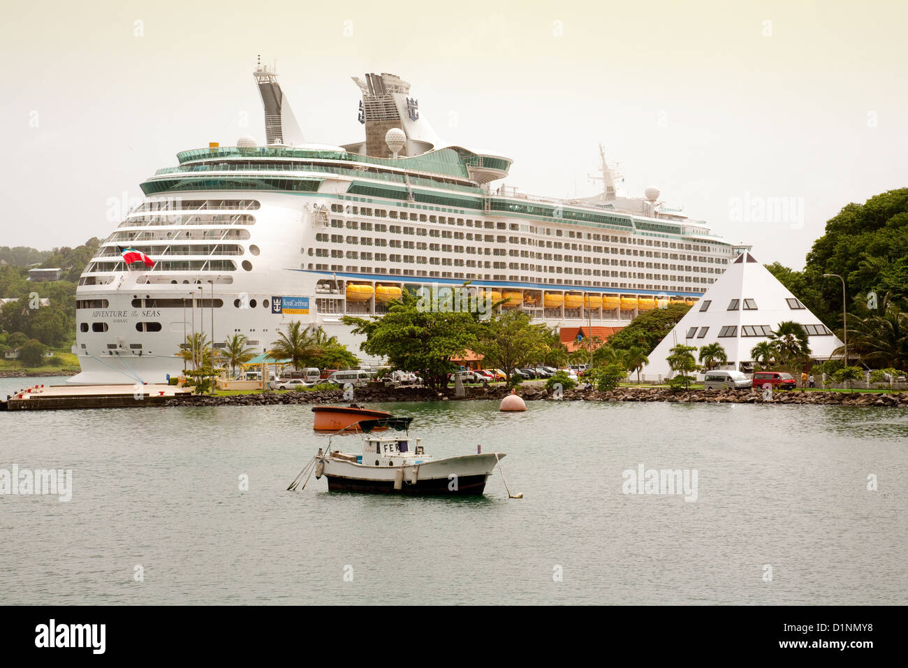 Una nave da crociera nel porto al punto Seraphine Harbour, Castries, St Lucia, Caraibi, West Indies Foto Stock