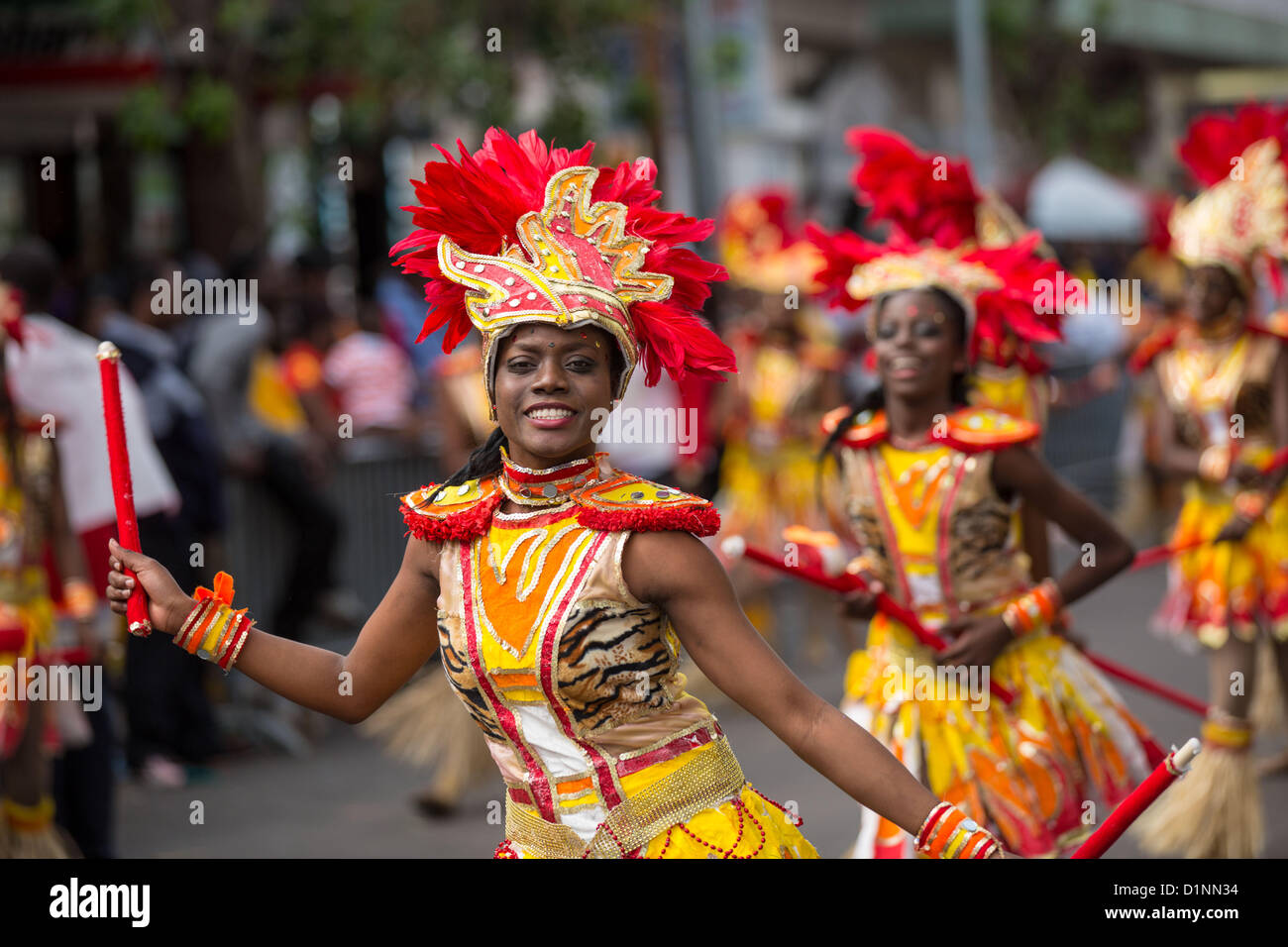 Ballerini in costume festeggiare il nuovo anno con il Junkanoo Parade su Gennaio 1, 2013 a Nassau, Bahamas. Il carnevale come festival è celebrato nelle prime ore del nuovo anno e che durerà fino a tarda mattinata e risale alla schiavitù giorni. Foto Stock