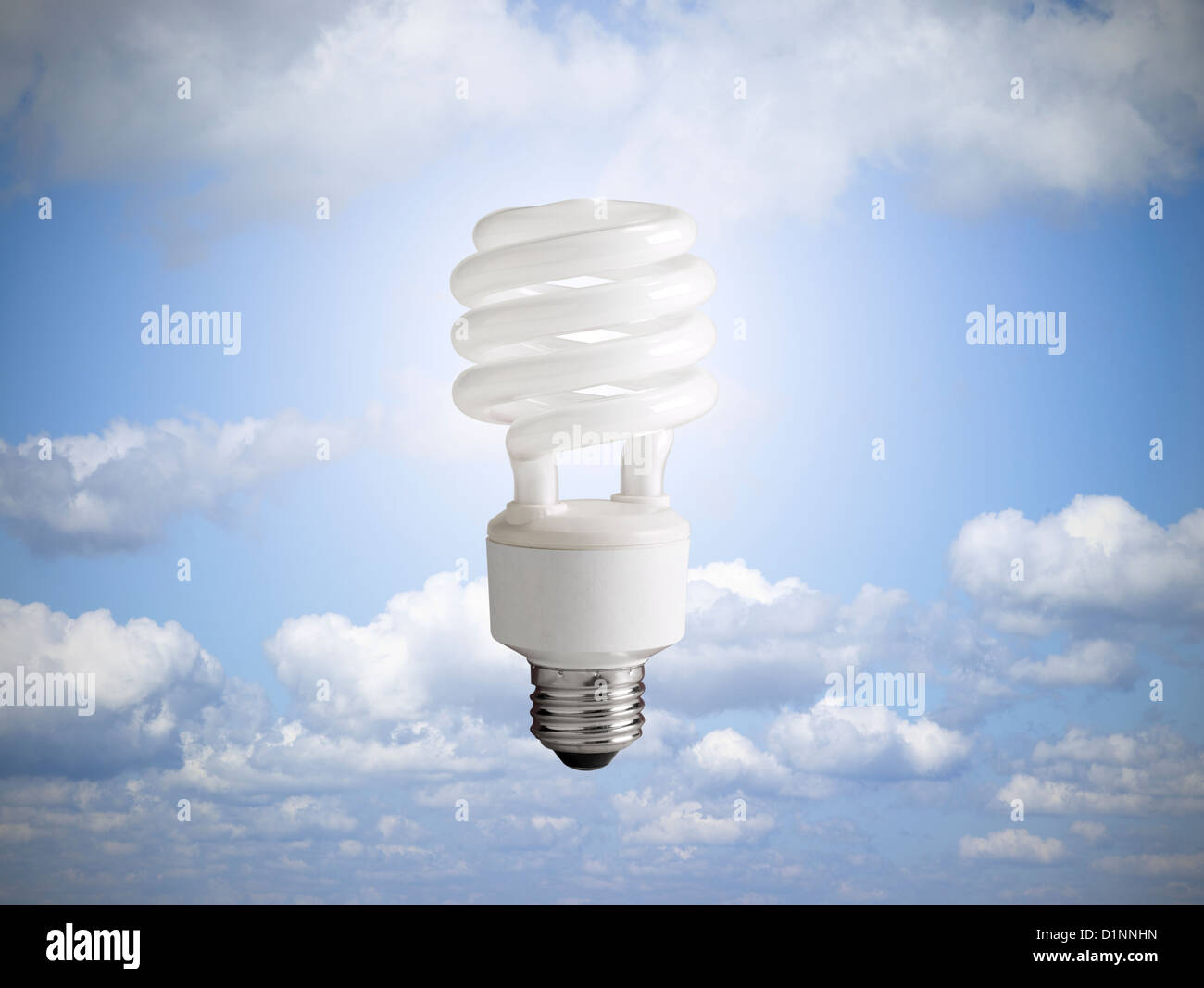 Lampada compatta a fluorescenza, lampadina CFL fluttuante nel cielo Foto Stock