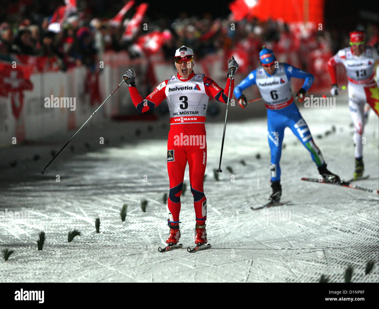 01.01.2013 Val Mustair, Svizzera. (L a r) Finn Haagen Krogh (NOR), Federico Pellegrino (ITA), Len Valjas (CAN) in azione a Sprint finali del Cross Country Ski World Cup - Tour de ski - Val Mustair - Svizzera - 1.4 km sprint libero Foto Stock