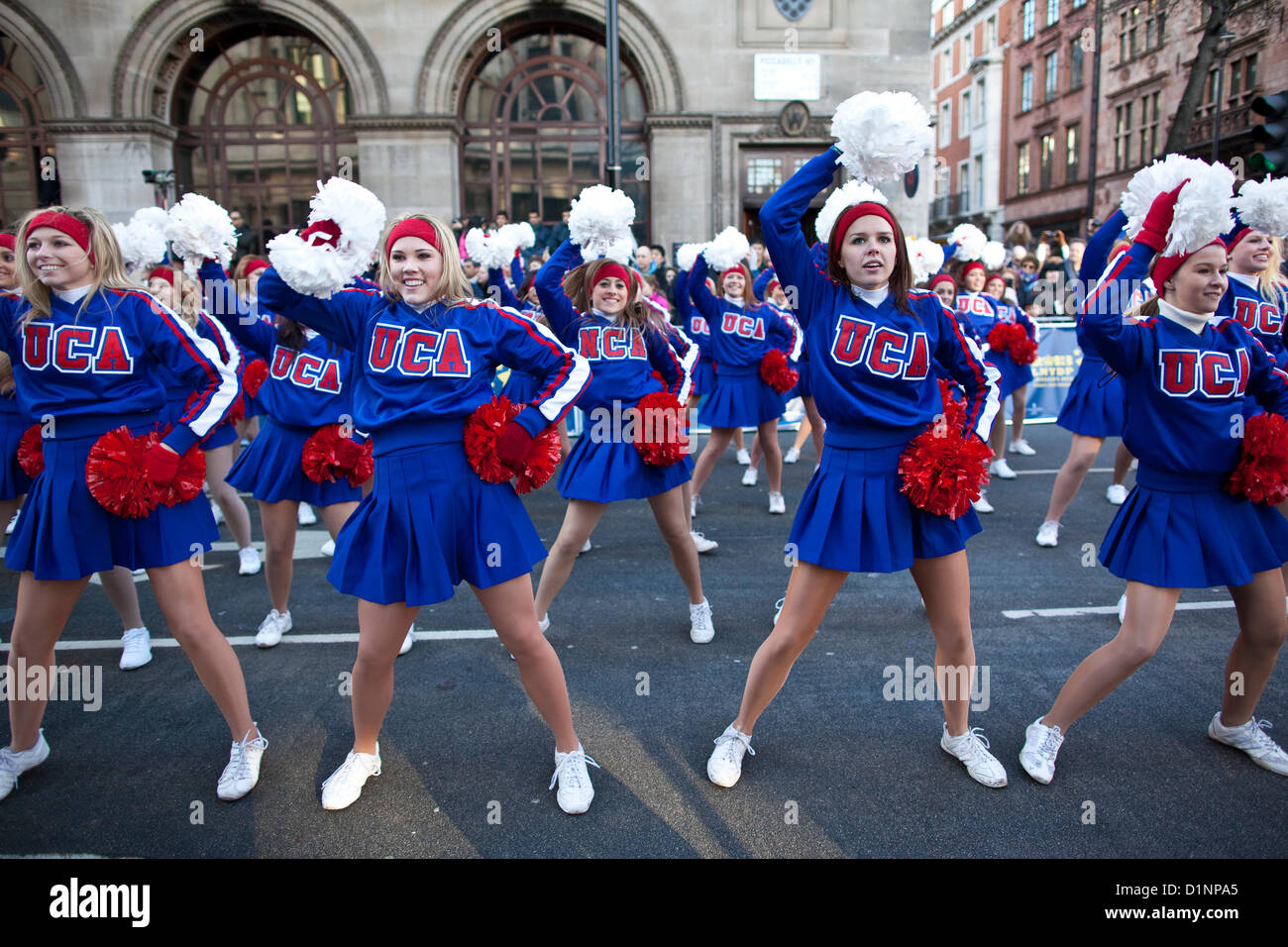 Londra il primo giorno del nuovo anno Parade 2013, Inghilterra, Regno Unito. 01.01.2013 tutti American cheerleader e danzatori provenienti da Stati Uniti eseguire 'Starship' a Londra il primo giorno del nuovo anno Parade, Londra, Regno Unito. Foto Stock