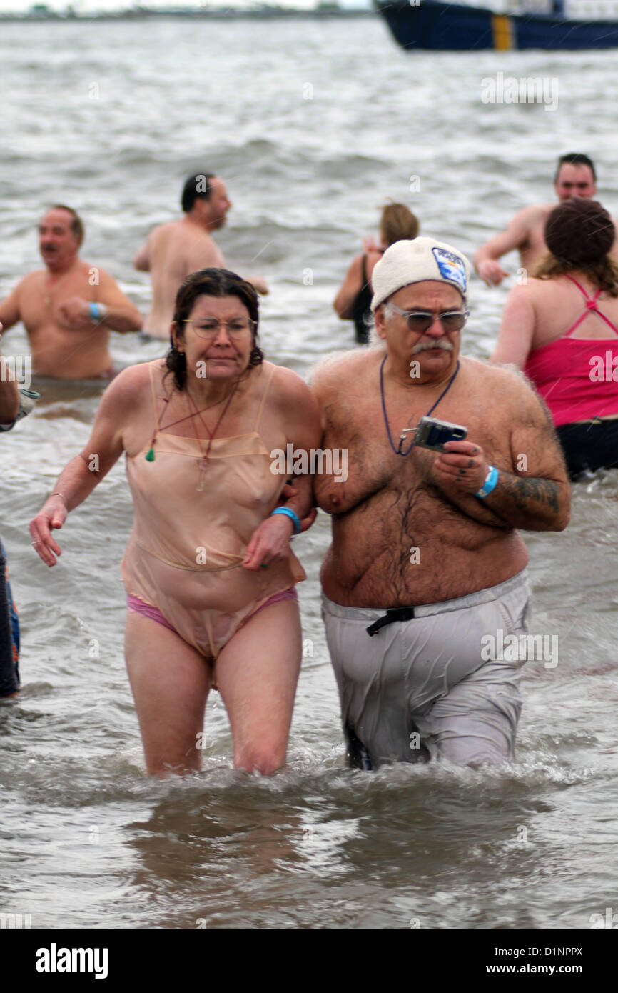 Il 1 gennaio, 2013 - New York New York, Stati Uniti - Centodecimo annuale Orso Polare immergersi in Coney Island migliaia di atleti provenienti da tutto il paese e il mondo unirsi al Coney Island Polar Bear Club per la loro annuale nuotare sul primo giorno del nuovo anno (immagine di credito: credito: Bruce Cotler/Globe foto/ZUMAPRESS.com/Alamy Live News) Foto Stock