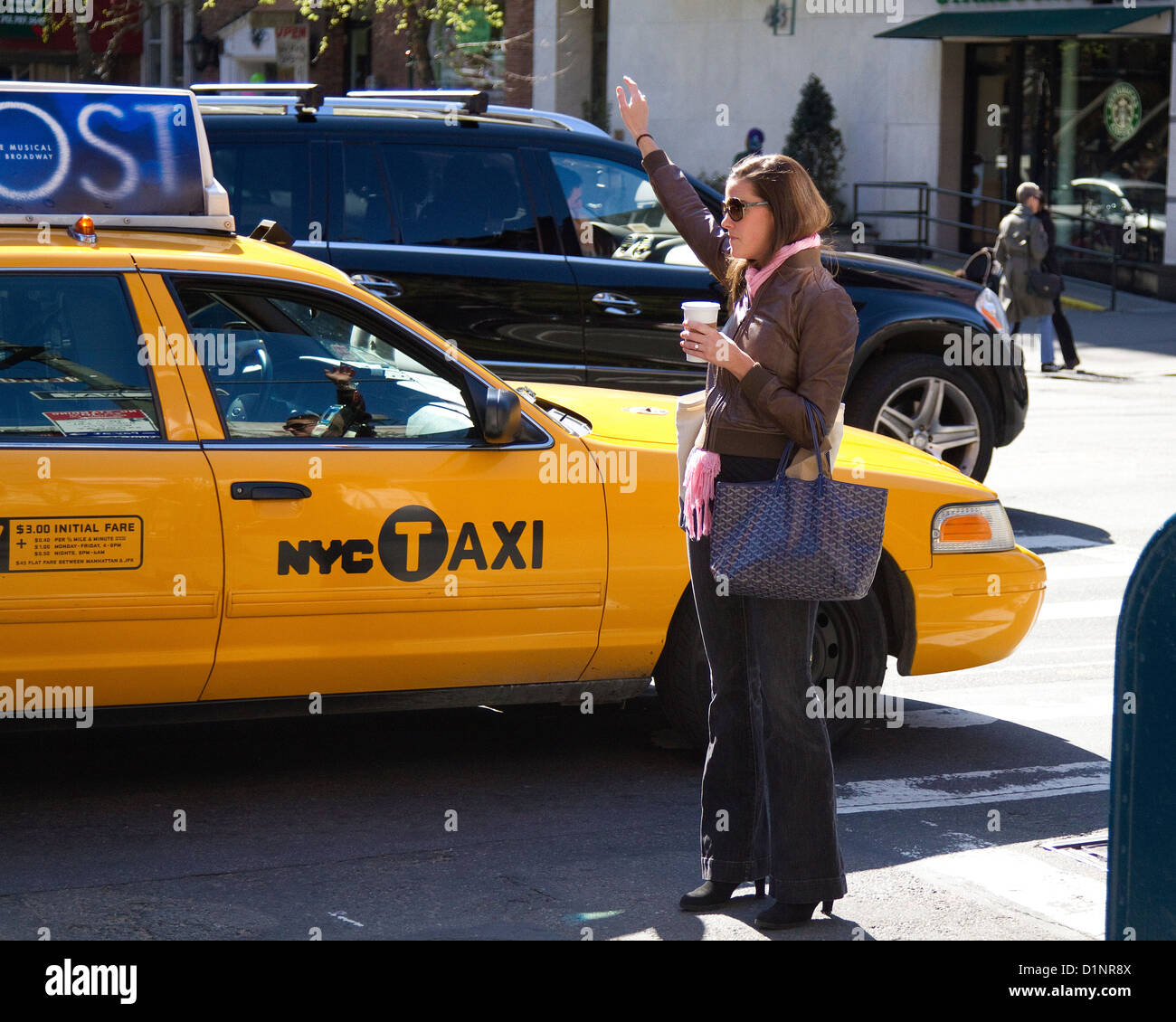 New York City taxi di " commuters " mattina con le bandiere di caffè verso il basso, salutando, un taxi, cabina. Foto Stock